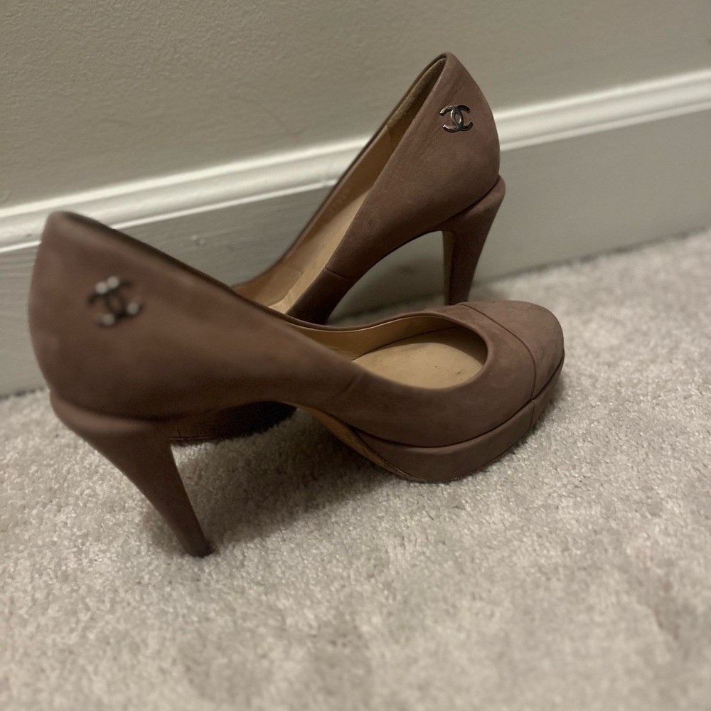 CHANEL Elegant Brown Heels